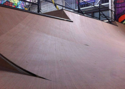 Un agréable skatepark entièrement en bois