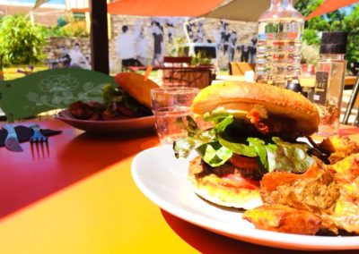 Profitez d'un bon repas en terrasse