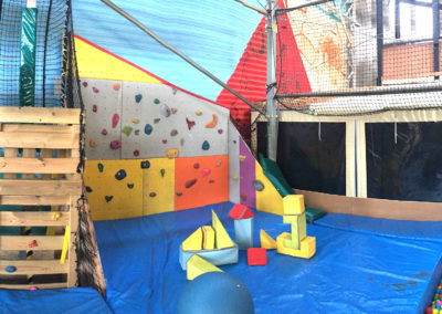 Zone trampoline et espace de jeux enfants