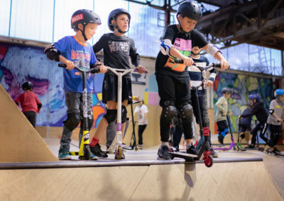 Enfants prenant des cours de trottinette freestyle chez Urban Parc