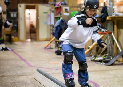 Fille prenant des cours de rollers freestyle chez Urban Parc