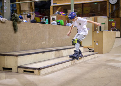 Garçon prenant des cours de rollers freestyle chez Urban Parc