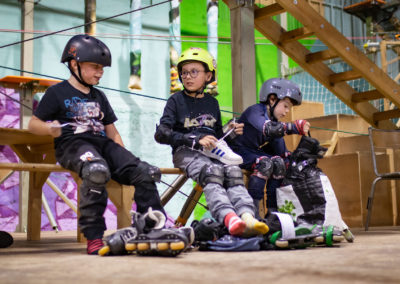 Enfants prenant des cours de rollers freestyle chez Urban Parc