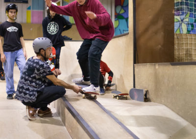 Ados prenant des cours de skateboard freestyle chez Urban Parc