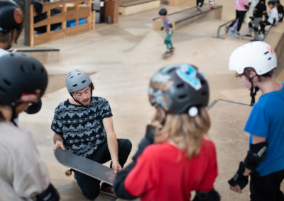 Coach skateboard pendant une leçon