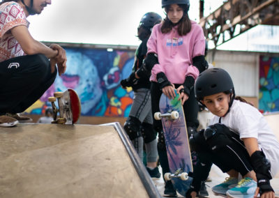 Coach skateboard donnant des conseils de slide