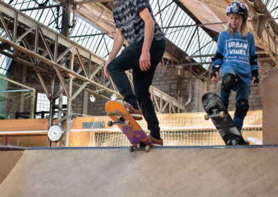 Coach donnant un exemple de skateboard dropping