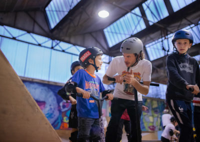 Enfants prenant des cours de trottinette freestyle chez Urban Parc