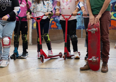 Coach donnant un exemple de trottinette pendant un anniversaire