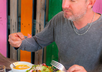 Le bistrot d'Urban Parc homme qui déguste à table