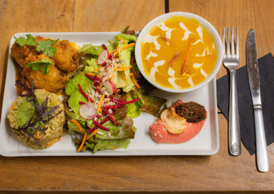 Le bistrot d'Urban Parc - assiette de poulet, crudités et soupe