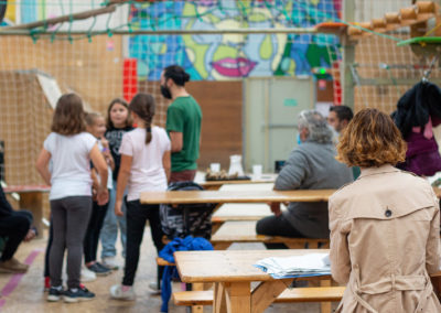 Le bistrot d'Urban Parc - parents qui regardent l'accrobranche