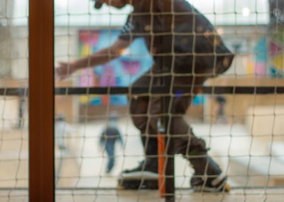 Le bistrot d'Urban Parc - vue sur le skatepark, une personne faisant du roller