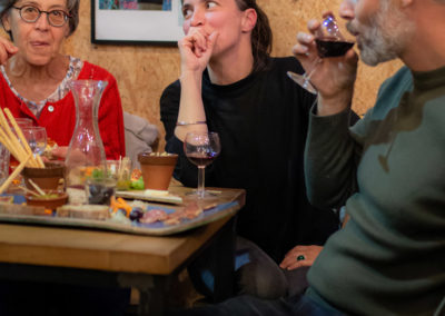 Le bistrot d'Urban Parc - 3 personnes à table qui boivent et mangent en souriant