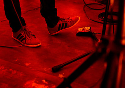 Le bistrot d'Urban Parc - soirée punk, la pédale du guitariste