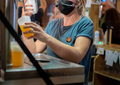 Les soirées du bistrot d'Urban Parc - une serveuse servant de la bière