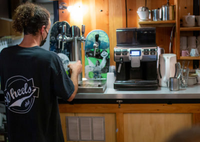 Les soirées du bistrot d'Urban Parc - un serveur tirant de la bière